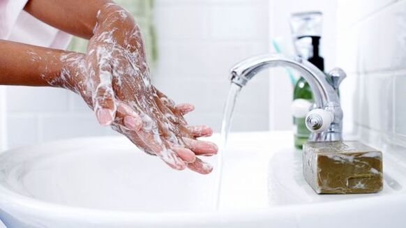 umivanje rok za preprečevanje črvov